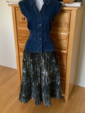 Made in Italy pleated skirt, size 38, machine washable
